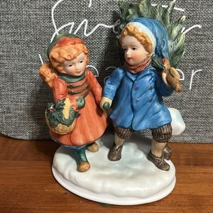 Vintage Avon 1981 Christmas Memories “Sharing The Christmas Spirit” Figurine.